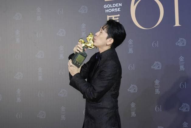 61st Taiwan Film Golden Horse Awards TAIPEI, CHINA - NOVEMBER 24, 2024 - Actors receive trophies at the 61st Taiwan Film Golden Horse Awards in Taipei, Taiwan province, China, Nov 24, 2024. Taipei Taiwan China  Copyright: xCFOTOx i1732415594436
