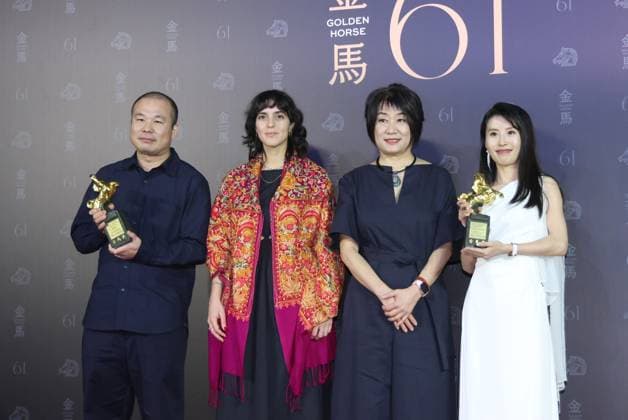 61st Taiwan Film Golden Horse Awards TAIPEI, CHINA - NOVEMBER 24, 2024 - Actors receive trophies at the 61st Taiwan Film Golden Horse Awards in Taipei, Taiwan province, China, Nov 24, 2024. Taipei Taiwan China  Copyright: xCFOTOx i1732415628216