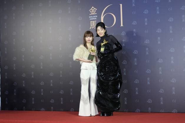 61st Taiwan Film Golden Horse Awards TAIPEI, CHINA - NOVEMBER 24, 2024 - Actors receive trophies at the 61st Taiwan Film Golden Horse Awards in Taipei, Taiwan province, China, Nov 24, 2024. Taipei Taiwan China  Copyright: xCFOTOx i1732415630541