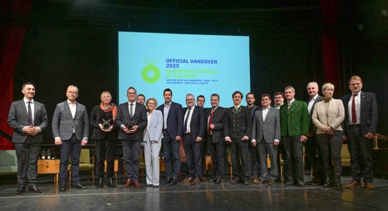 Abschlusspressekonferenz und offizielle Übergabe des Titels Kulturhauptstadt Europas der Städte Bad Ischl (Österreich) Tartu (Estland) und Bodo (Norwegen) an die Städte Chemnitz (Deutschland) und Nova Gorica (Slowenien) Gorizia (Italien), im Lehar Theater in Bad Ischl, an die europäischen Kulturhauptstädte Europas 2025 Chemnitz (Deutschland) und Nova Gorica (Slowenien), fotografiert am 22.11.2024. - Das Bild zeigt v.l.n.r.: N.N.; Urmas Klaas, Bürgermeister von Tartu; Dagmar Ruscheinsky, Bürgermeisterin für Kultur, Sport, Soziales, Jugend und Gesundheit von Chemnitz; Samo Turel, Bürgermeister von Nova Gorica; N.N., Ines Schiller, Bürgermeisterin von Bad Ischl; Stefan Krapf, Bürgermeiter von Gmunden. weitere Bürgermeister der
