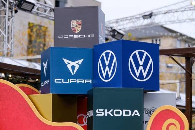 Düsseldorf 24.11.2024 Porsche Cupra VW Volkswagen Skoda Autokonzern Werbewürfel Weihnachtsmarkt Corneliusplatz Königsallee Verkehrswende Verbrennerautos Elektroautos Düsseldorf Nordrhein-Westfalen Deutschland *** Düsseldorf 24 11 2024 Porsche Cupra VW Volkswagen Skoda car company advertising cube Christmas market Corneliusplatz Königsallee traffic turnaround combustion cars electric cars Düsseldorf North Rhine-Westphalia Germany