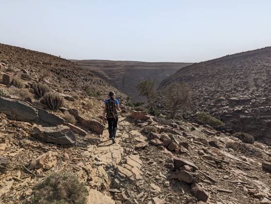Wanderung durch die Steinwüste bei Amtoudi im Anti Atlas, Marokko, Afrika Hiking through the stone desert near Amtoudi in the Anti-Atlas, Morocco, Africa Copyright: imageBROKER imagoDens ibxiqx11790822.jpg ,model released, Symbolfoto ,property released