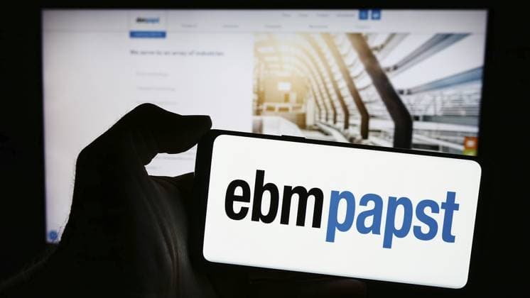 Stuttgart, Deutschland, 13.04.2024: Eine Person hält ein Mobiltelefon mit dem Logo des deutschen Elektromotorenherstellers EBM Papst Gruppe vor einer Unternehmenswebseite. Fokus auf das Telefondisplay, Europa Stuttgart, Germany, 04-13-2024: Person holding mobile phone with logo of German electric motor company EBM-Papst Gruppe in front of business web page. Focus on phone display, Europe Copyright: imageBROKER TimonxSchneider ibliqx11767344.jpg