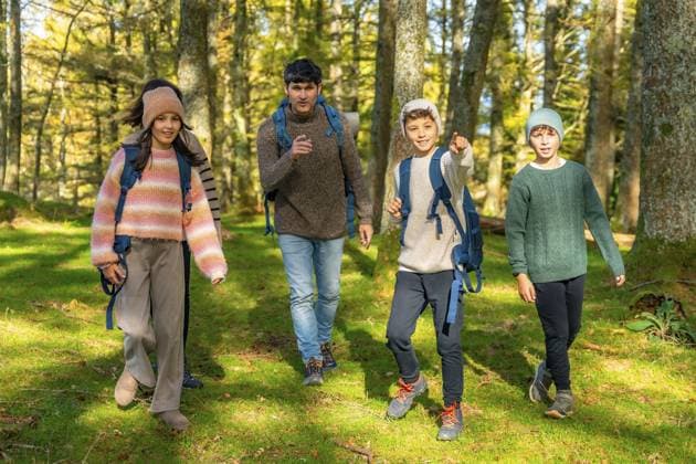 Jugendlicher, der beim Wandern mit der Familie im Wald an einem sonnigen Herbsttag nach vorne zeigt Teenage boy pointing ahead while trekking with the family at forest in a sunny day of autumn Copyright: imageBROKER UnaixHuizi ibxuhu11779305.jpg ,model released, Symbolfoto ,property released