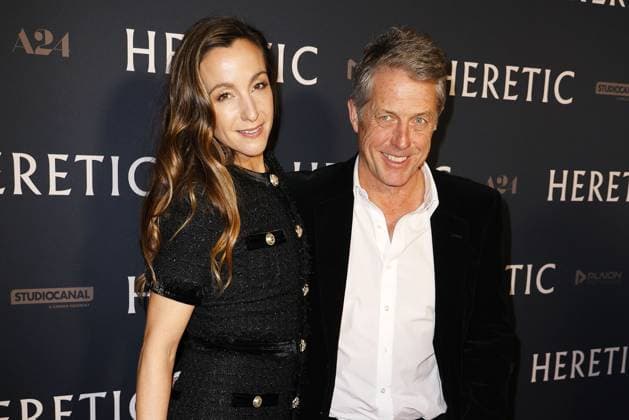 Bilder des Jahres 2024, Entertainment 11 November Entertainment Themen der Woche KW47 Entertainment Bilder des Tages Hugh Grant und seine Ehefrau Anna Eberstein bei der Heretic Film Premiere am 24.11.2024 in Berlin Heretic Filmpremiere mit Hugh Grant in Berlin *** Hugh Grant and his wife Anna Eberstein at the Heretic film premiere on 24 11 2024 in Berlin Heretic film premiere with Hugh Grant in Berlin