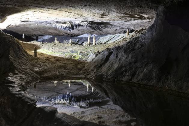 Pool of Reflections, Stalaktiten reflektieren sich in einem Wasserbecken, Tropfsteinhöhle, Ingleborough Cave, Clapham, Yorkshire Dales, England, Großbritannien, Europa Pool of Reflections, stalactites reflected in a pool of water, stalactite cave, Ingleborough Cave, Clapham, Yorkshire Dales, England, Great Britain Copyright: imageBROKER MichaelxSzönyi ibxszn11816110.jpg