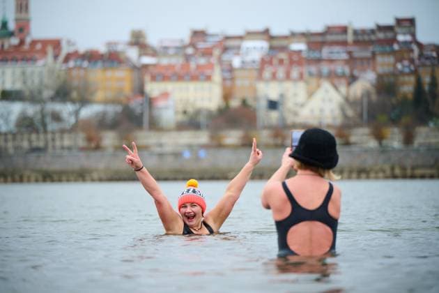 Bilder des Jahres 2024, News 11 November News Themen der Woche KW47 News Bilder des Tages (241125) -- WARSAW, Nov. 25, 2024 -- A winter swimmer poses for photos in the Vistula river in Warsaw, Poland on Nov. 24, 2024. As winter comes, local cold water swimmers organize swims in the Vistula river every Sunday morning. (Photo by Xinhua) POLAND-WARSAW-WINTER SWIMMING JaapxArriens 