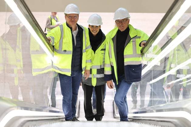 News Themen der Woche KW48 News Bilder des Tages Frankfurt am Main am 25. November 2024, Pressetermin und Rundgang am Flughafen Frankfurt am Main Terminal 3 mit Dr. Stefan Schulte, Vorstandsvorsitzender der Fraport AG und Harald Rohr, Geschäftsführer (Sprecher) der Fraport Ausbau Süd GmbH v.l., Harald Rohr (Geschäftsführer der Fraport Ausbau Süd GmbH), Isabelle Silvery (Referentin von Harald Rohr)und Dr. Stefan Schulte (Vorstandsvorsitzender der Fraport AG), fahren die Rolltreppe hoch, zeigen sich zufrieden *** Frankfurt am Main on November 25, 2024, Press event and tour at Frankfurt am Main Airport Terminal 3 with Dr Stefan Schulte, Chairman of the Executive Board of Fraport AG and Harald Rohr, Managing Director Spokesman of Fraport Ausbau Süd GmbH from left, Harald Rohr Managing Copyright: JoaquimxFerreira