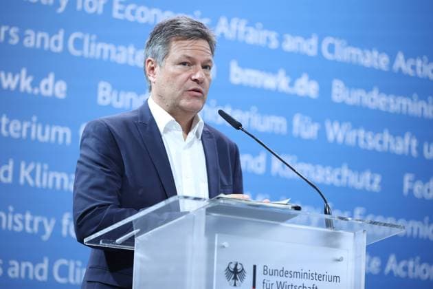 News Themen der Woche KW48 News Bilder des Tages German-Italien Ministerial Forum Press Conference Robert Habeck, Federal Minister for Economy and Climate Action, and Adolfo Urso, Italian Minister for Enterprises and Made in Italy, speak to the media following the German-Italian Ministerial Forum in Berlin, Germany, on November 25, 2024.  Copyright: xChristianxMarquardtx originalFilename: marquardt-germanit241125_npWHO.jpg