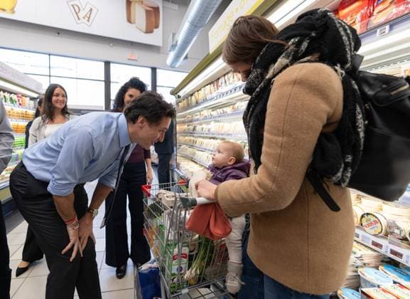 November 25, 2024, Montreal, Pq, CANADA: Prime Minister Justin Trudeau greets shoppers as he tours Supermarche PA du Parc in Montreal, Monday, Nov. 25, 2024. Montreal CANADA  - ZUMAc35_ 20241125_zaf_c35_073 Copyright: xChristinnexMuschix
