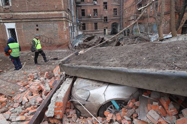 News Themen der Woche KW48 News Bilder des Tages KHARKIV, UKRAINE - NOVEMBER 25, 2024 - A car is crushed by a slab as a result of a Russian missile attack in the Kyivskyi district of Kharkiv, northeastern Ukraine. On Monday morning, November 25, Russian troops launched an S-400 missile that hit the central part of Kharkiv injuring at least 19 people. Russia strikes Kharkiv with missile on morning of November 25  Copyright: xViacheslavxMadiievskyix