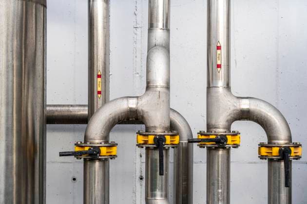 Rohrleitungen, einer Biogasanlage, erzeugt wird das Gas aus verschiedener Biomasse, der Strom wird in Blockheizkraftwerken, mit dem erzeugten Biogas hergestellt und an Unternehmen im benachbarten Gewerbegebiet verkauft, die entstandene Wärme wird in ein Nahwärmenetz eingespeist, Ense, NRW, Deutschland, Biogasanlage