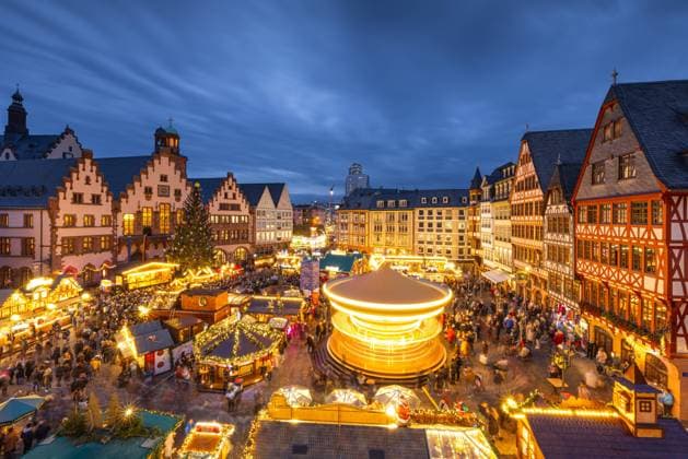 News Themen der Woche KW48 News Bilder des Tages Eröffnung Frankfurter Weihnachtsmarkt 2024 Das Karussell aufdem Römerberg dreht sich. Mit dem Einschalten der Beleuchtung von Weihnachtsbaum Florian , einer 26 Meter hohe Fichte aus Unterfranken, wurde der Frankfurter Weihnachtsmarkt am 25.11.2024 offiziell eröffnet. Der Weihnachtsmarkt wird bis zum 22. Dezember von Montag bis Samstag von 10:00 Uhr bis 21:00 Uhr und sonntags von 11:00 Uhr bis 21:00 Uhr geöffnet sein. Frankfurt am Main Römerberg Hessen Deutschland *** Opening of Frankfurt Christmas Market 2024 The carousel on the Römerberg is turning The Frankfurt Christmas Market was officially opened on 25 November 2024 with the lighting of the Florian Christmas tree, a 26-metre-high spruce from Lower Franconia, being switched on The 2024-11-25_ffm_weihnachtsmarkt_eroeffnung_02