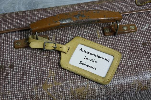 Koffer und Auswanderung in die Schweiz Koffer und Auswanderung in die Schweiz, 26.11.2024, Borkwalde, Brandenburg, In einem Kofferanhänger befindet sich der Schriftzug Auswanderung in die Schweiz. *** Suitcase and emigration to Switzerland Suitcase and emigration to Switzerland, 26 11 2024, Borkwalde, Brandenburg, In a suitcase tag is the lettering emigration to Switzerland