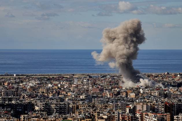 Bilder des Jahres 2024, News 11 November News Bilder der Tages November 26, 2024, Beirut, Beirut, Lebanon: Smoke billows from Beirut southern suburb, a hotbed for pro-Iranian Hezbollah, following heavy Israeli air raids. Israeli security cabinet appears set to approve a ceasefire plan with LebanonÃ¢â‚¬â ¢s Hezbollah as final details are being worked out, reports say. Beirut Lebanon - ZUMAn313 20241126_zip_n313_005 Copyright: xMarwanxNaamanix