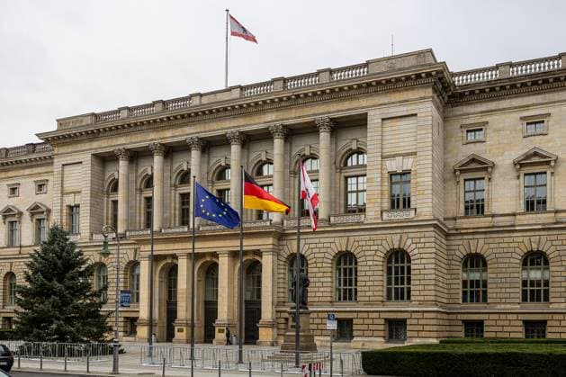 Abgeordnetenhaus Berlin, 23.11.2024 Abgeordnetenhaus von Berlin, das Landesparlament der deutschen Hauptstadt. Vor dem Gebäude wehen die Flaggen der Europäischen Union, Deutschlands und Berlins. Berlin Berlin Deutschland *** Berlin House of Representatives, 23 11 2024 Berlin House of Representatives, the state parliament of the German capital The flags of the European Union, Germany and Berlin Berlin Berlin Germany fly in front of the building 20241123-6V2A1963-M4000