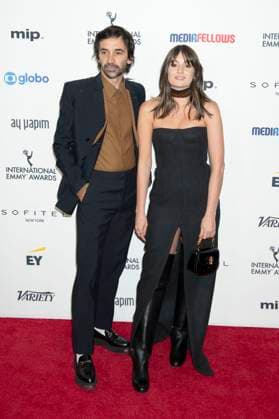 Julio Andrade mit Ehefrau Elen Cunha bei der Verleihung der 52. International Emmy Awards 2024 im New York Hilton Hotel. New York, 25.11.2024