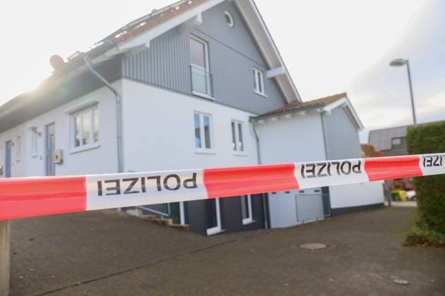 News Themen der Woche KW48 News Bilder der Tages Brandanschlag auf Wohnhaus von Hagens Polizeipräsidentin Ursula Tomahogh in Remscheid Heute, in den frühen Morgenstunden (26.11.2024, 04:00 Uhr), kam es vermutlich zu einer versuchten Brandstiftung in Remscheid. Eine bislang unbekannte Person warf ein Glasbehältnis auf die Straße. Davor befindet sich das private Wohnhaus der Behördenleiterin des Polizeipräsidiums Hagen. In dem Behältnis befand sich eine mutmaßlich brennbare Flüssigkeit, die sich auf dem Vorplatz wenige Meter vor dem Haus nicht entzündete. Die Geschädigte konnte eine Person wahrnehmen, die sich vom Tatort entfernte. Ob der Flaschenwurf explizit der Behördenleiterin galt, ist Teil der Ermittlungen. Zu einem schädigenden Ereignis kam es nicht. Die polizeiliche