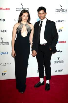 Juliana Aiden Martinez mit Begleitung bei der Verleihung der 52. International Emmy Awards 2024 im New York Hilton Hotel. New York, 25.11.2024