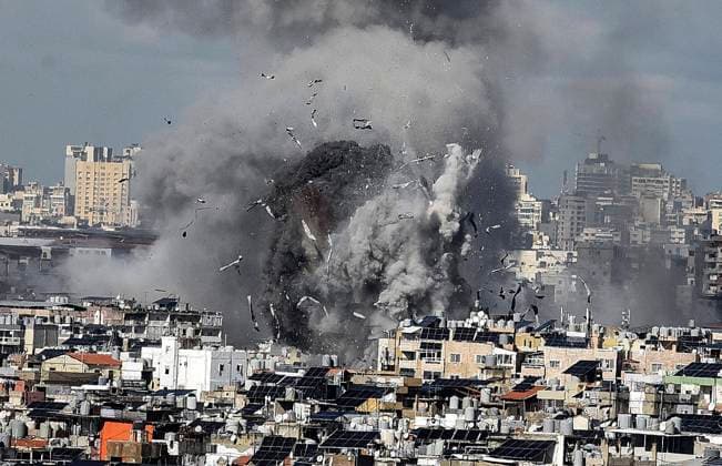 News Themen der Woche KW48 News Bilder der Tages Smoke billows from buildings after the Israeli army launched an airstrikes on the Dahieh district in Beirut in Lebanon ,on Tuesday on November 26, 2024. Israeli extensive airstrikes hit Beirut Its suburbs and other regions Lebanon ahead of an expected cease-fire to end the war between Hezbollah and Israel.  LEB2024112604 RahimxRhÃ a