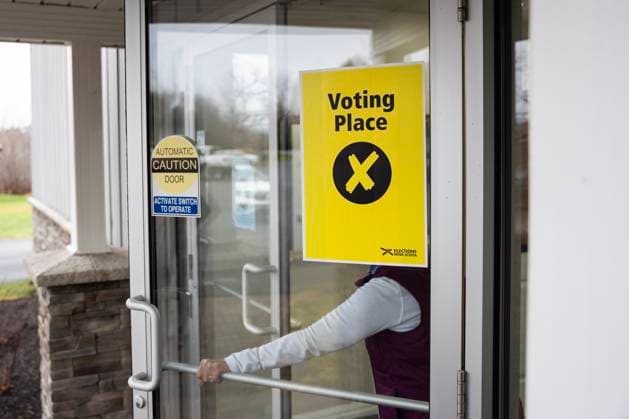News Bilder der Tages November 26, 2024, Pictou East, Ns, Canada: A poll worker opens the door for voters at a voting place in the Nova Scotia provincial election in Little Harbour, N.S., Tuesday, Nov. 26, 2024. Pictou East Canada  - ZUMAc35_ 20241126_zaf_c35_028 Copyright: xDarrenxCalabresex