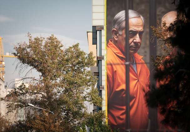 Bilder des Jahres 2024, News 11 November News Bilder der Tages Daily Life In Tehran And Anti-Israeli Reactions A giant portrait of Israeli Prime Minister Benjamin Netanyahu in prison uniform appears on a wall of a governmental building in downtown Tehran, Iran, on November 26, 2024. The International Criminal Court (ICC) issues arrest warrants for Israeli Prime Minister Benjamin Netanyahu and former Israeli Defense Minister Yoav Gallant for alleged war crimes. Tehran Tehran Iran  Copyright: xMortezaxNikoubazlx originalFilename: nikoubazl-dailylif241126_npOL3.jpg