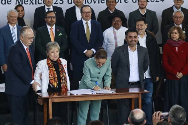 (L-R) Julio Berdeguo , Secretary of Agriculture and Rural Development, Alicia Barcena, Claudia Sheinbaum, President of Mexico, Secretary of the Environment and Natural Resources, Efrain Morales, Commission Director show the agreement during the National Agreement for the Human Right to Water and Sustainability, held at the Ecological Park of Xochimilco. on November 25, 2024 in Mexico City, Mexico. Mexico City Mexico - ZUMAe321 20241125_zia_e321_009 Copyright: xCarlosxSantiagox