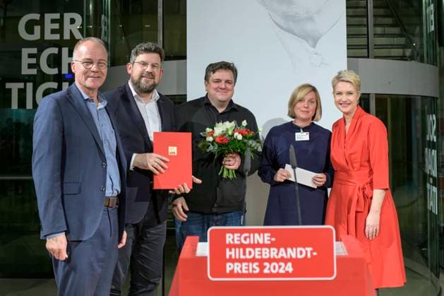 News Themen der Woche KW48 Bilder des Jahres 2024, News 11 November GER, Berlin, Verleihung Regine-Hildebrandt-Preis 2024, SPD, Politik im Atrium, Willy-Brandt-Haus, im Bild v.l.: Endstation Rechts ist eine Initiative, die sich seit 2006 gegen Rechtsextremismus und für eine offene, demokratische Gesellschaft engagiert 26.11. 2024, *** GER, Berlin, Regine Hildebrandt Prize 2024 award ceremony, SPD, Politik im Atrium, Willy Brandt Haus, pictured from left Endstation Rechts is an initiative that has been campaigning against right-wing extremism and for an open, democratic society since 2006 26 11 2024, Copyright: HMBxMedia UwexKoch