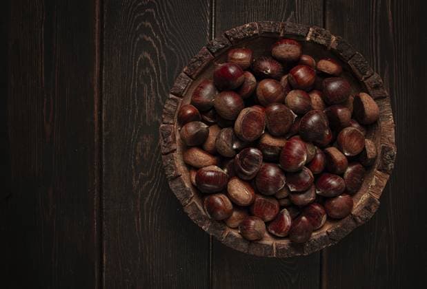 Frische Kastanien, in einer Holzschale, Ansicht von oben, ohne Personen Fresh chestnuts, in a wooden bowl, top view, no people Copyright: imageBROKER GalinaxDidebashvili ibxgai11823742.jpg