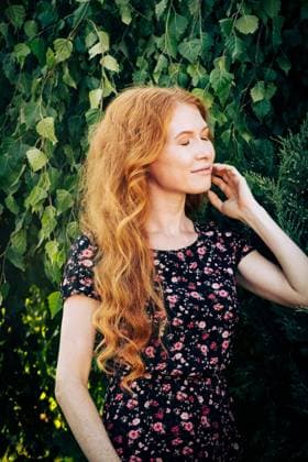 Creative Highlights Symbolbilder Portrait of a serious beautiful redhead women closed eyes touching her face and looks relaxed and enjoying the fair weather in garden Portrait of a serious beautiful redhead women closed eyes touching her face and looks relaxed and enjoying the fair weather in garden. ,model released, Symbolfoto Copyright: xZoonar.com DIMITRIYxSHABANOVx 17533625 ,model released, Symbolfoto ,property released