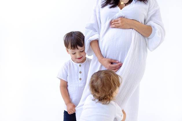 Creative Highlights Symbolbilder Nahaufnahme der Arme und des Bauches einer jungen schwangeren Frau und ihrer süßen Söhne. Kleine Jungen umarmen ihre Mutter. Sanfte Berührungen von süßen Kindern auf ihre Mutter Bauch. Weißer isolierter Hintergrund Close-up of the arms and belly of a young pregnant woman and her sweet sons. Little boys hug their mom. Gentle touches of cute children on their mother tummy. White isolated background. Happy family ,model released, Symbolfoto Copyright: xZoonar.com DashaxPetrenkox 22306463 ,model released, Symbolfoto ,property released