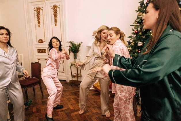 Creative Highlights Symbolbilder Neujahrspyjamaparty zu Hause. Junge Frauen in Pyjamas tanzen in der Nähe des Weihnachtsbaum New Year pajama home party. Young women in pajamas dancing near the Christmas tree in the living room. Attractive multi-racial girls have fun together. Cozy interior. ,model released, Symbolfoto Copyright: xZoonar.com DashaxPetrenkox 22306494 ,model released, Symbolfoto ,property released