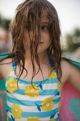 Creative Highlights Symbolbilder young girl with hair partially covering her face at pool Baltimore, Maryland, United States CR_HHXY241125-1300820-01 ,model released, Symbolfoto