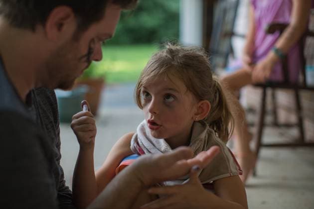 IMAGO Creative, Sommer, Sommertage im Garten young girl with towel around neck talking to dad on porch Baltimore, Maryland, United States CR_HHXY241125B-1298719-01 ,model released, Symbolfoto