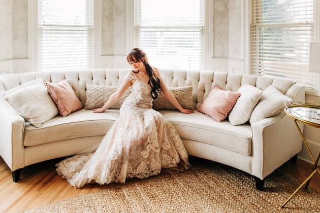 Creative Highlights Symbolbilder Young bride sitting indoors on white circular couch United States, Montana, Missoula CR_VBED241125B-1406870-01 ,model released, Symbolfoto