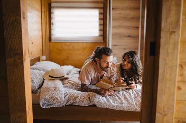 Creative Highlights Symbolbilder Young attractive couple reading a book together. Malo Laole, Brani?evo District, Serbia CR_NEST241125B-1577875-01 ,model released, Symbolfoto