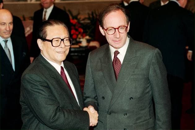 Chinese President Mr Jiang Zemin (left) shaking hands with British Foreign Secretary Mr Malcolm Rifkind after their meeting in Beijing about the handover of Hong Kong to China on July 1, 1997. ***NOT FOR ADVERTISING USE*** EDITORIAL USE ONLY  Copyright: xx MER2016052402553325 PostxStaffxPhotographerx scmpphotos480998