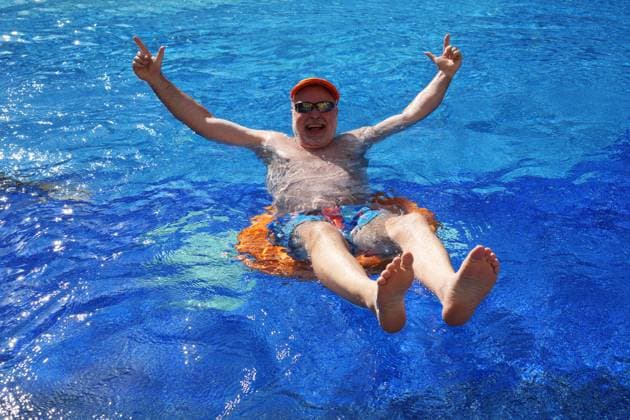 Schwimmen im Schwimmbad ( model release vorhanden) Ägypten, 20241124, Senior im Schwimmbad beim baden , gesundheitsbewußter äterer mann *** swimming in swimming pool model release available Egypt, 20241124, senior in swimming pool bathing, health conscious older man M:RY