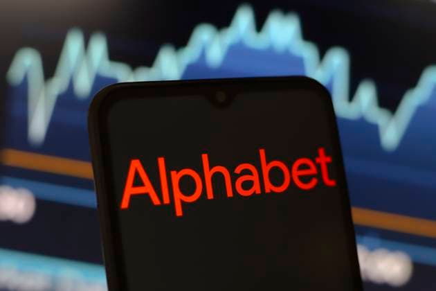 Big Techs Illustrations The Alphabet Inc. logo appears on the screen of a smartphone in Reno, United States, on November 27, 2024. (Photo Illustration by Jaque Silva NurPhoto) Reno United States  Copyright: xJaquexSilvax originalFilename: avils-notitle241127_npBY1.jpg