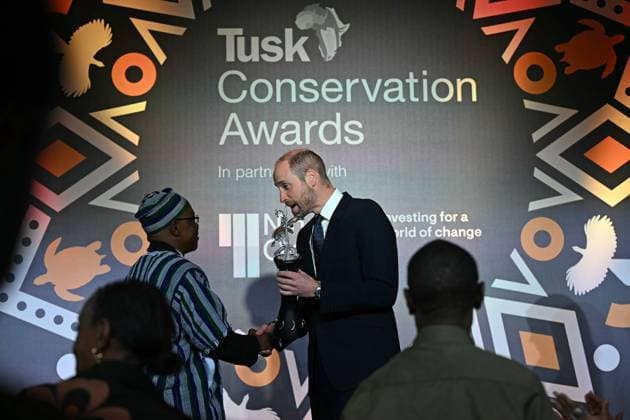 Entertainment Themen der Woche KW48 Entertainment Bilder des Tages Tusk Conservation Awards Britain s Prince William, Prince of Wales presents the Tusk Award for Conservation in Africa Winner to Edward Arun during the ceremony for 12th annual Tusk Conservation Awards, at The Savoy Hotel in London on November 27, 2024. The awards recognise dedicated, forward-thinking individuals who are conservation leaders and wildlife rangers across Africa., Credit:JUSTIN TALLIS Avalon United Kingdom, London  Copyright: xJUSTINxTALLISx xAvalonx 0940169198