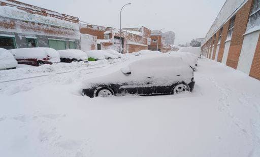 IMAGO Creative, Winter, In der Stadt Impressive snowfall in Torrejon de Ardoz (Madrid) in the storm called Filomena, cars trapped and buried by the snowfall on a cold and freezing winter 27330838 RECORD DATE NOT STATED