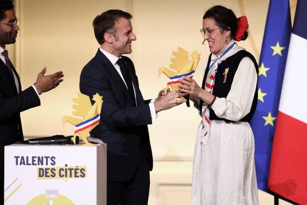 Macron Presides Over Young Talented Entrepreneur Award Ceremony - Paris President Emmanuel Macron hands over to Romane Petagna Romando, the coup de coeur award during the award ceremony for young talented entrepreneurs from immigration suburbs in France at the Elysee Palace in Paris, France on November 27, 2024. Photo by Stephane Lemouton Pool ABACAPRESS.COM Paris France  Copyright: xLemoutonxStephane Pool ABACAx