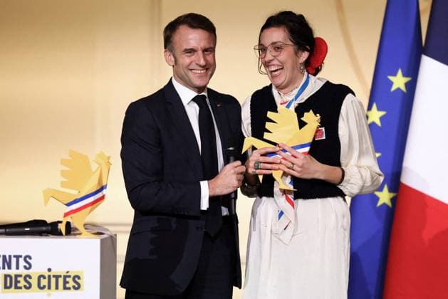 Bilder des Jahres 2024, News 11 November News Bilder des Tages Macron Presides Over Young Talented Entrepreneur Award Ceremony - Paris President Emmanuel Macron hands over to Romane Petagna Romando, the coup de coeur award during the award ceremony for young talented entrepreneurs from immigration suburbs in France at the Elysee Palace in Paris, France on November 27, 2024. Photo by Stephane Lemouton Pool ABACAPRESS.COM Paris France  Copyright: xLemoutonxStephane Pool ABACAx