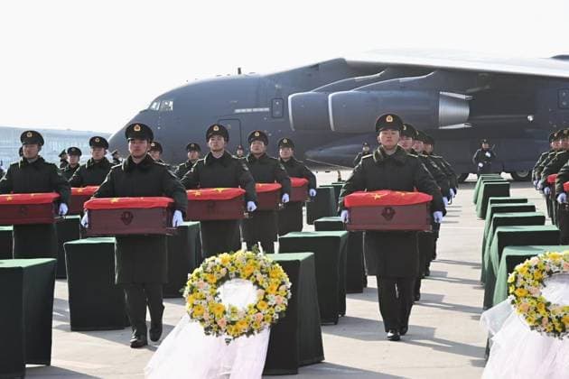 Bilder des Jahres 2024, News 11 November News Bilder des Tages SHENYANG, CHINA - NOVEMBER 28: Chinese honor guards escort coffins containing remains of 43 Chinese People s Volunteers (CPV) martyrs at the Taoxian international airport on November 28, 2024 in Shenyang, Liaoning Province of China. The remains of 43 Chinese People s Volunteers (CPV) soldiers who lost their lives during the War to Resist U.S. Aggression and Aid Korea (1950-1953) were returned to China on Thursday from the Republic of Korea (ROK).  Copyright: xVCGx 111533330441