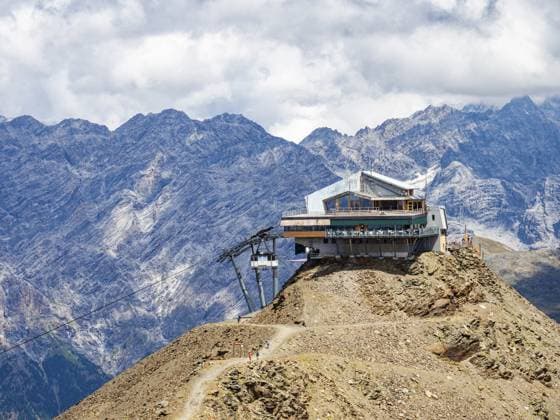 Ankunft der Seilbahn auf den Bergen um Bormio Cable car arrive on the mountains around Bormio Copyright: imageBROKER NicolaxColombo ibxiqx11783335.jpg