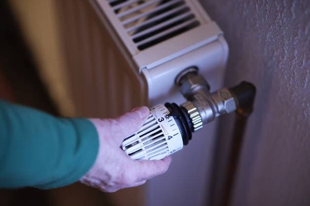 Eine Frauenhand dreht an einem Thermostatkopf an einem Heizkörper (Heizkörper). Der Thermostatkopf steht auf Stufe 3. Symbolbild zum Thema Energiekosten am 28.11.2024 in Siegen Deutschland *** A womans hand turns a thermostatic head on a radiator Radiator The thermostatic head is set to level 3 Symbolic image on the subject of energy costs on 28 11 2024 in Siegen Germany