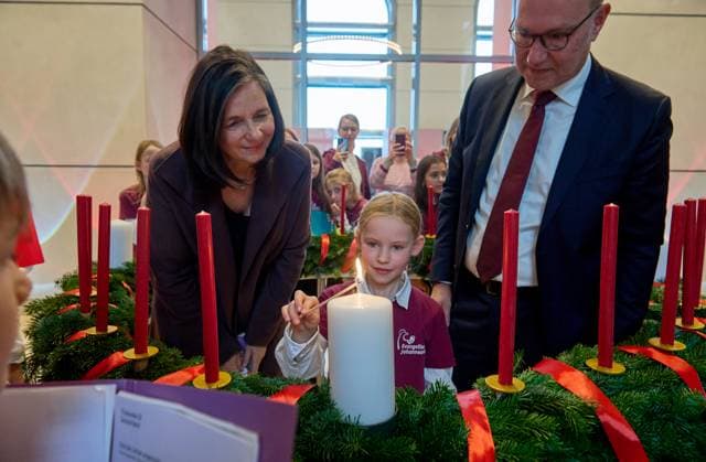 News Bilder des Tages Diakonie-Praesident Ruediger Schuch (rechts) ueberreicht am Donnerstag den 28. November 2024 Bundestagsvizepraesidentin Katrin Goering-Eckardt (Buendnis 90 Die Gruenen, links) den traditionellen Wichern-Adventskranz. Der Jugendchor des Evangelischen Johannesstifts sang zu der Uebergabe Weihnachtslieder und zuendete die Kerzen an (Foto). Der Wichern-Adventskranz wird dem Bundestag seit 16 Jahren ueberreicht. Er geht auf den Begruender der Diakonie, Johann Hinrich Wichern, zurueck. Wichern hatte den ersten Kranz dieser Art 1839 im Andachtsraum des Rauhen Hauses in Hamburg aufgehaengt, einer von ihm gegruendeten Einrichtung fuer elternlose und vernachlaessigte Kinder aus den Hamburger Elendsvierteln. Der Wichernkranz hat fuer jeden Tag der A Copyright: epd-bild ChristianxDitsch epd-Wichern-Adventskranz1-kopieren