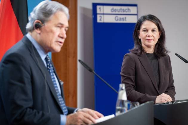 News Themen der Woche KW48 Pressebegegnung der Aussenministerin und dem neuseelaendischen Aussenminister und stellvertretenden Premierminister im Auswaertigen Amt in Berlin Aussenministerin Annalena Baerbock hoert interessiert Winston Peters Aussenminister Neuseeland und stellvertretenden Premierminister bei der gemeinsamen Pressekonferenz im Anschluss an den Besuch des Ausseministers von Neuseeland und stellvertretenden Premierminister im Auswaertigen Amt zu, Berlin , 28.11.2024 Berlin Berlin Deutschland *** Press meeting between the Foreign Minister and the New Zealand Foreign Minister and Deputy Prime Minister at the Federal Foreign Office in Berlin Foreign Minister Annalena Baerbock listens with interest to Winston Peters Foreign Minister of New Zealand and