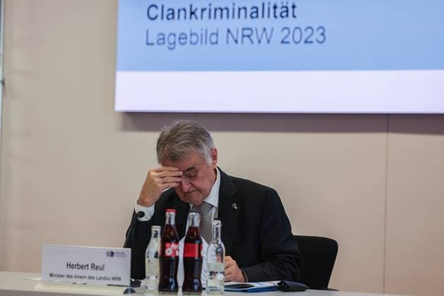 News Themen der Woche KW48 News Bilder des Tages Innenminister Herbert Reul stellt das Lagebild zur Clankriminialität am 28.11.2024 im Landeskriminalamt NRW in Düsseldorf vor Herbert Reul ( Innenminister NRW ) *** Minister of the Interior Herbert Reul presents the situation report on clan crime on 28 11 2024 at the NRW State Criminal Police Office in Düsseldorf Herbert Reul Minister of the Interior NRW xJRJPGx