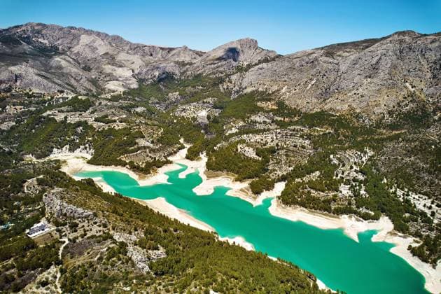 Aerial shot of Guadalest Reservoir and surrounded mountains Aerial view Guadalest Reservoir (Embalse de Guadalest) turquoise water and surrounded mountains. Famous touristic places and landmarks. Spain Copyright: xZoonar.com AleksandrsxTihonovsx 21891756